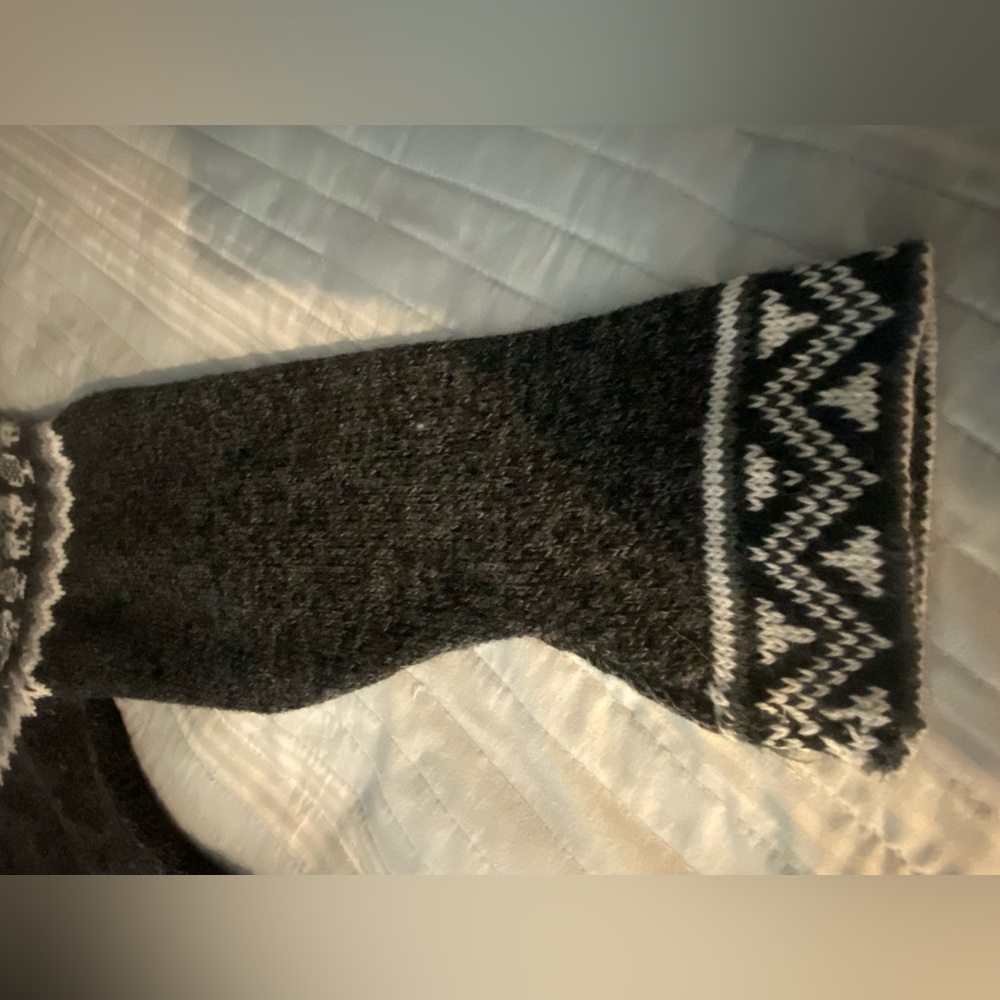 Alpaca hooded black llama sweater with fringe - Picture 6 of 9